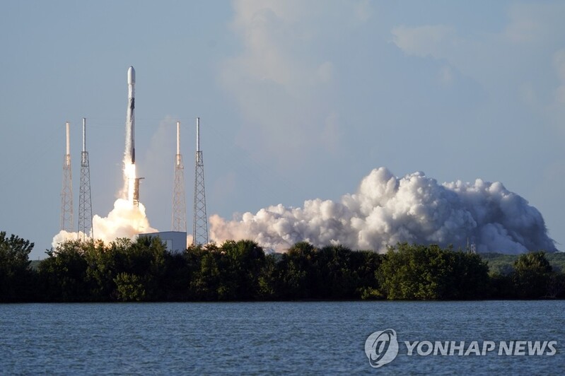 (LEAD) S. Korea's 1st lunar orbiter makes successful communication with ground station