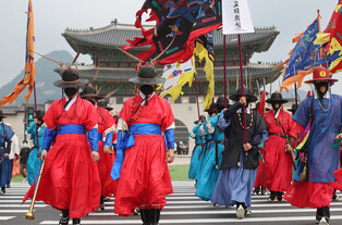 [Moment To Focus] Gwanghwamun Square opens after renovation