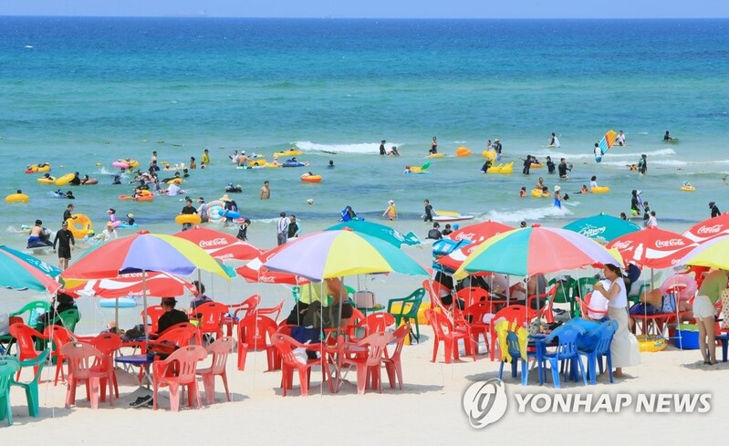 '폭염, 피할 수 없다면 즐기자' 전국 해변·계곡에 인파