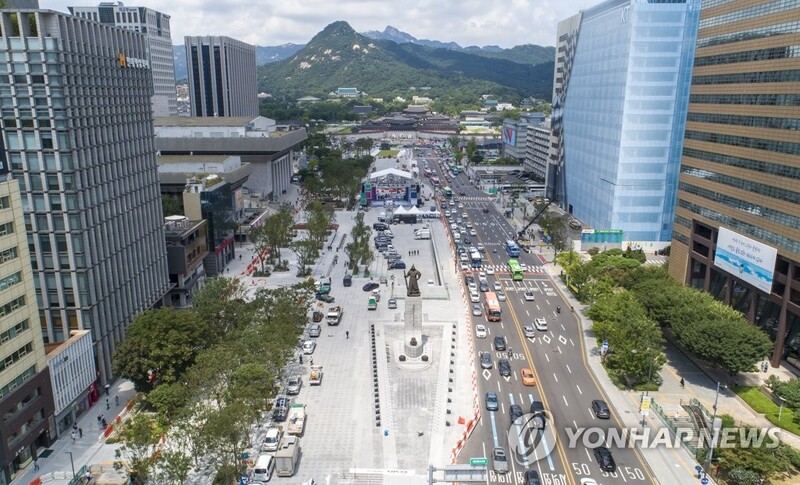 (LEAD) Gwanghwamun Square in Seoul opens to public after renovation