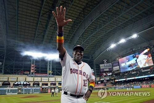 '통산 2천승 달성' MLB 휴스턴 베이커 감독, 코로나19 확진