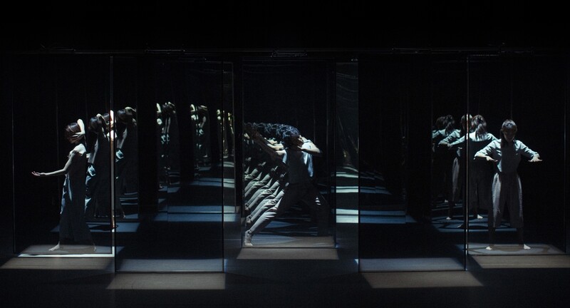거울 속 무용수들의 무한한 움직임…'콜렉티브 비해비어'