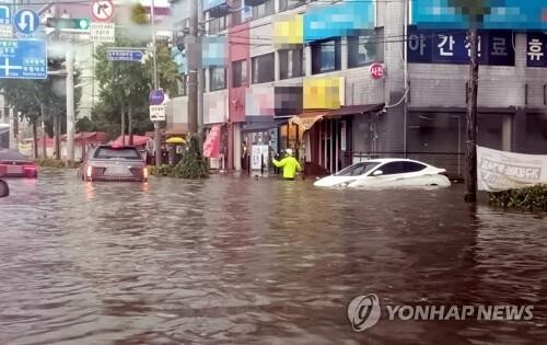 (LEAD) Central region suffers damage after heavy rain