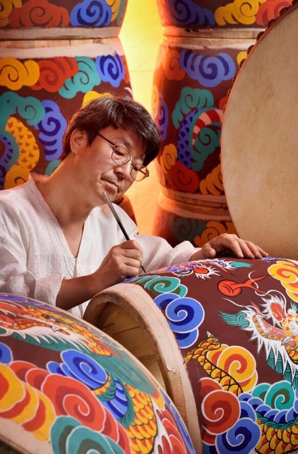 수십 년간 북 제작 장인, 국가무형문화재 악기장 보유자 된다