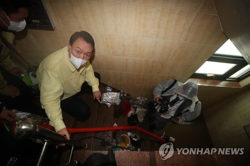 Yoon visits semi-basement apartment where flood killed 3