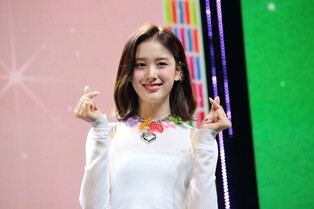 STAYC’ J tests positive for COVID-19