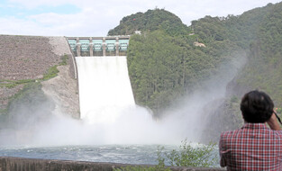 [Moment to Focus] Soyang River Dam discharges water