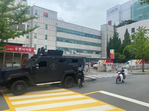 200 postal workers evacuate upon bomb hoax against post office in Goyang