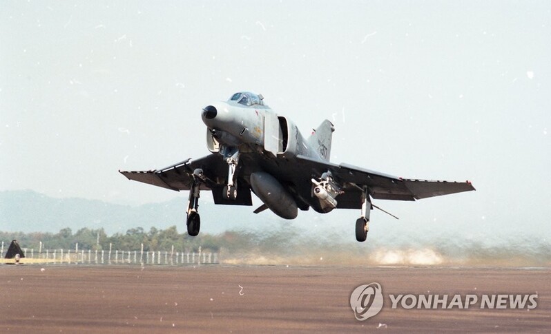 (LEAD) S. Korean F-4E fighter crashes during operation over Yellow Sea: Air Force