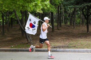 Sean collects 1 billion won for descendants of independence patriots