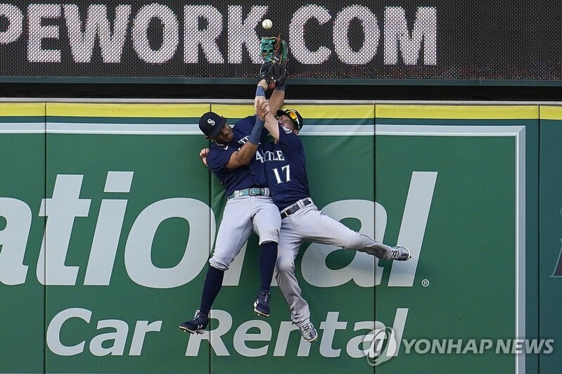 MLB서 나온 희한한 장면…외야수 글러브 맞고 홈런(종합)