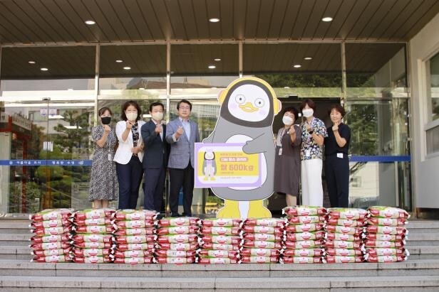 펭수 팬클럽, 생일잔치 열어준 부산 수영구에 쌀 60포 기부