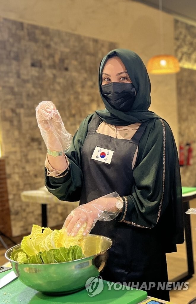 [월드＆포토] 아부다비 '김치 만들기 교실' 인기