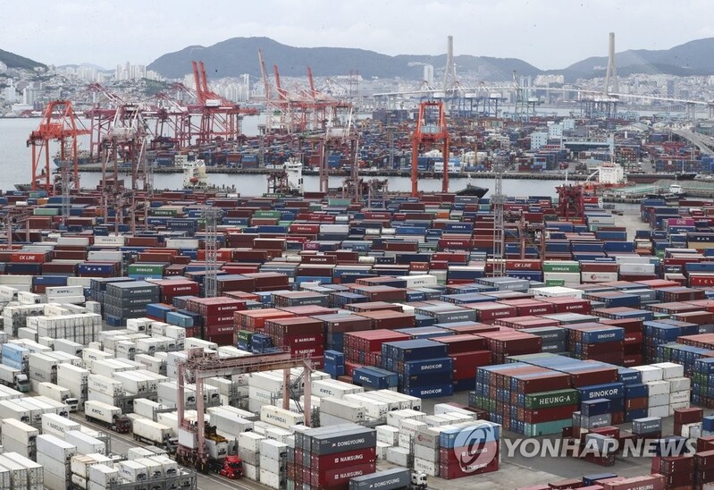 (LEAD) S. Korean economy likely to slow down amid high inflation: ministry