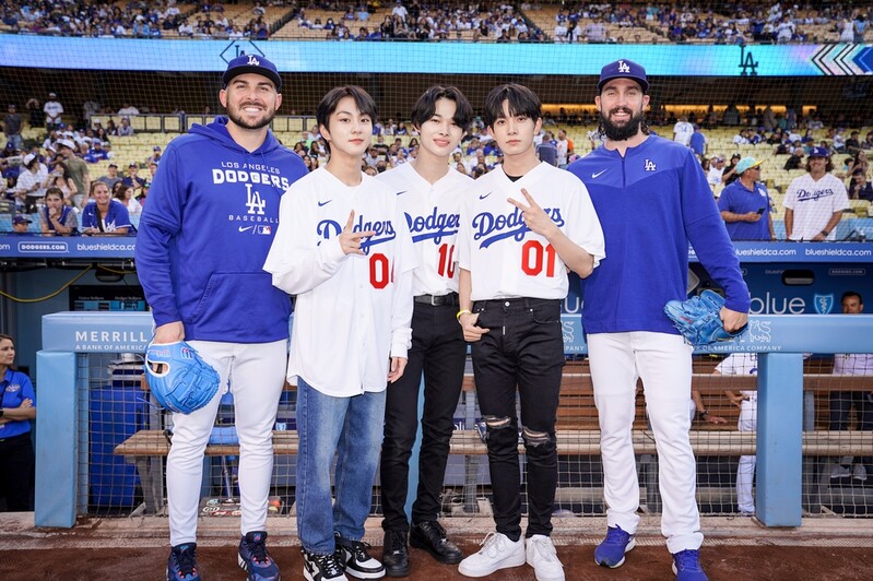 [월드&포토] LA다저스 '한국의 밤'…K팝그룹 엔하이픈 시구
