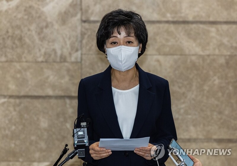 Ex-minister ordered officials to promote unpopular school entry age change plan on mom forums