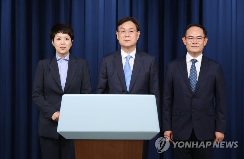 (3rd LD) Yoon replaces senior press affairs secretary