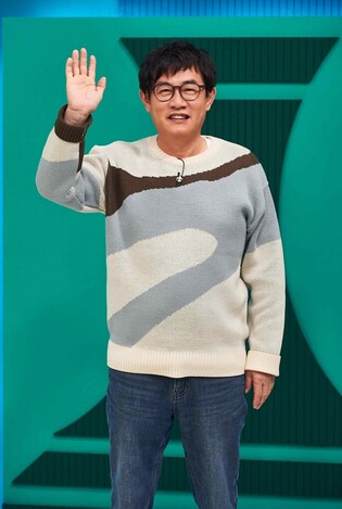 Entertainer Lee Kyung-kyu tests positive for COVID-19