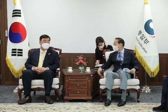 Unification minister meets Chinese ambassador to discuss N. Korea issues