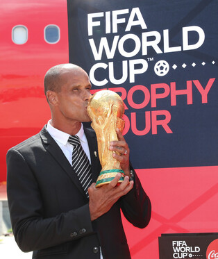 [Moment to Focus] FIFA World Cup Trophy arrives in Seoul on global tour