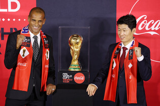 [Moment to Focus] FIFA World Cup Trophy arrives in Seoul on global tour