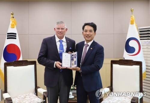 Ministry to push for veteran-only parking spots at supermarkets, hotels