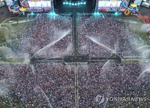 (LEAD) Singer Psy's company under probe over death of water concert worker