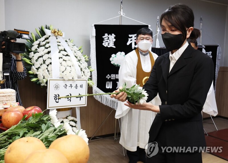 First lady visits memorial altar for Suwon mother, 2 daughters