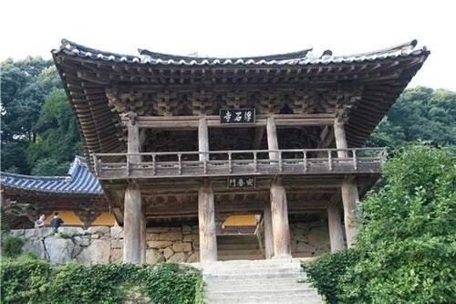 '세계유산' 부석사 아름다움 더한 안양루·범종각, 보물된다