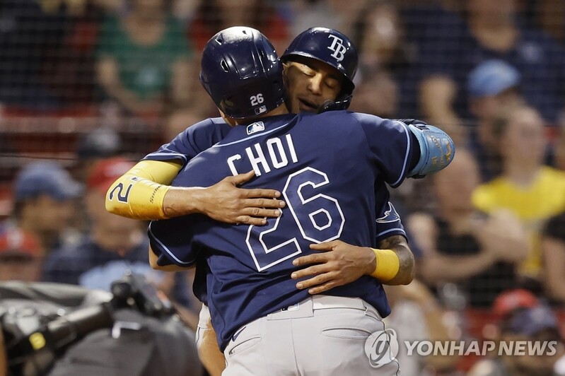 최지만, 한 달 만에 홈런…보스턴전 우중월 투런포