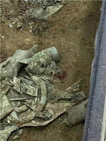 "중국 CCTV 기자, 방송 도중 구덩이에 빠져 청동유물 부순 듯"