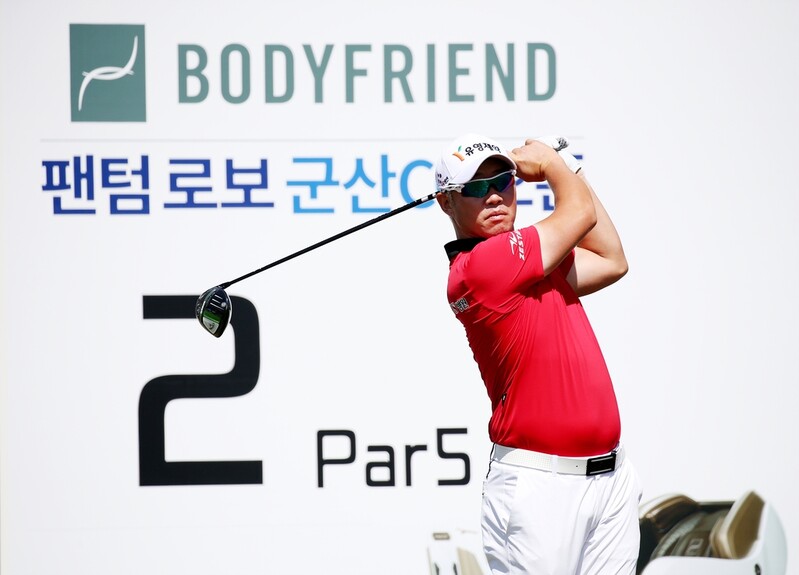 강경남, 18번 홀 장거리 칩인 파…군산CC오픈 3R 1타 차 선두