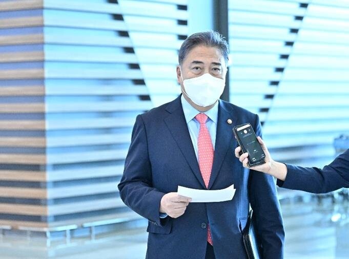 S. Korean foreign minister departs for Mongolia