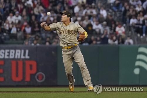 김하성, 1경기 만에 선발 출전해 안타…수비에선 아쉬운 실수