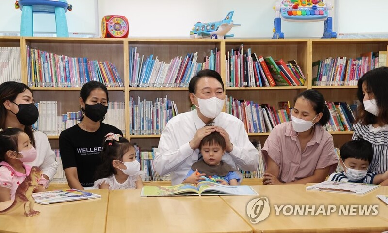 Yoon meets with multicultural, single parent families