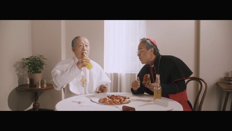 신의 목소리는 나와 반대인 자를 통해 온다…연극 '두 교황'