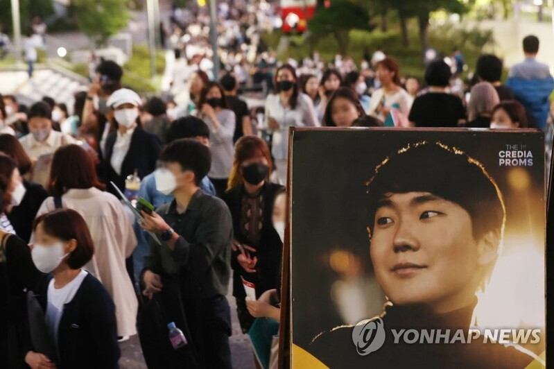 풀벌레 소리마저 연주로…조성진, 쇼팽 선율로 가을밤을 적시다