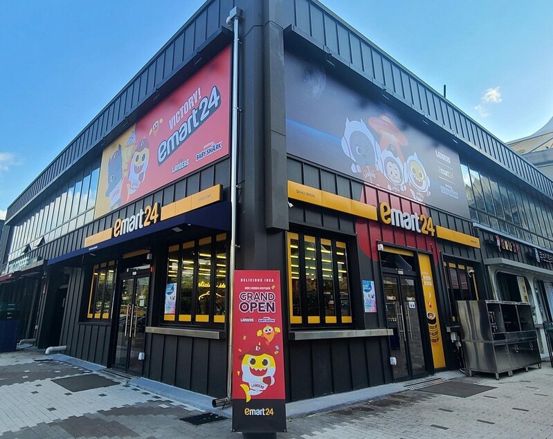 이마트24, SSG랜더스필드에 아기상어 캐릭터 활용 매장 개장