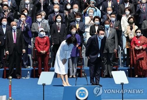 Police officer probing first lady case invited to Yoon's inauguration ceremony