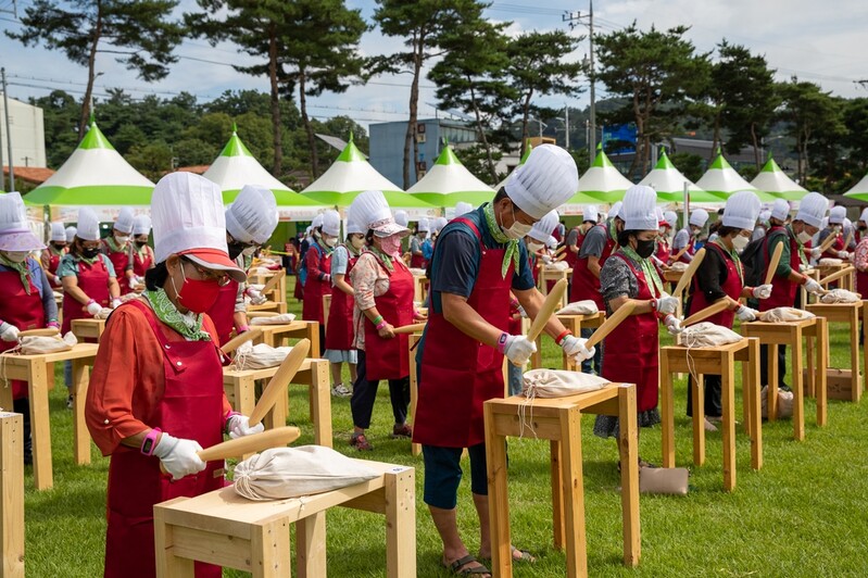 괴산 고추축제 '팡파르'…고추장 담그기 등 즐길거리 풍성