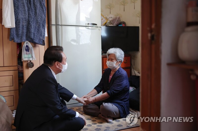 Yoon visits with senior citizen ahead of Chuseok