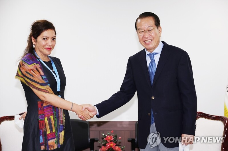 Unification minister discusses N.K. human rights with U.N. rapporteur