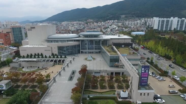 김해문화의전당 재개관…좌석 넓어져 편안한 감상