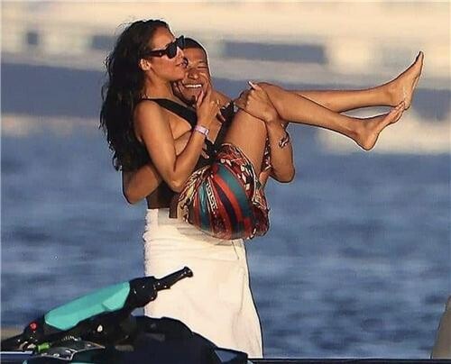 음바페, 트랜스젠더 모델과 열애설…두팔로 안아올리고 함박웃음