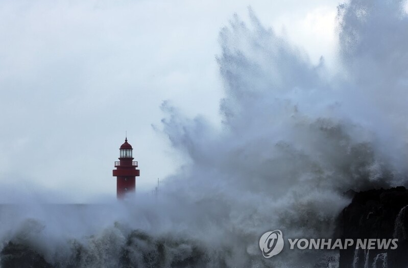 (LEAD) S. Korea braces for landfall of 'super strong' typhoon