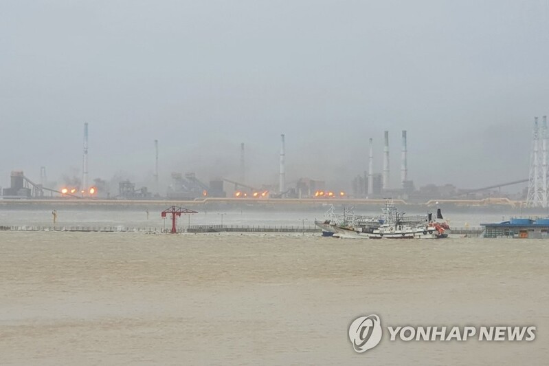 (LEAD) Fires break out at POSCO plants in Pohang