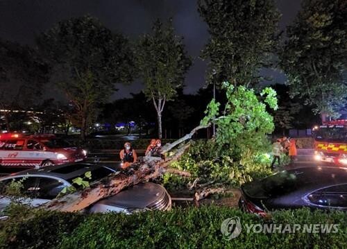 (LEAD) Typhoon Hinnamnor exits S. Korea into waters near Ulsan, leaving 1 missing