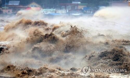 (3rd LD) Typhoon Hinnamnor exits S. Korea into waters near Ulsan, leaving 2 dead, 10 missing
