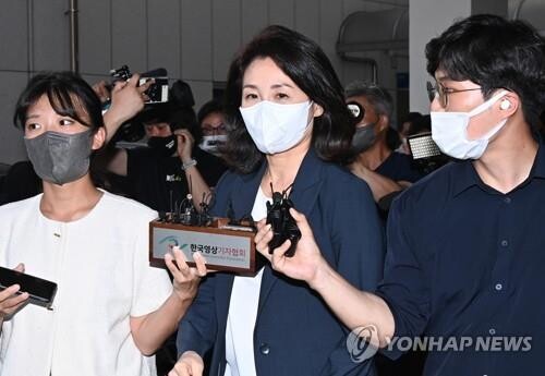 (LEAD) Wife of opposition leader Lee appears before prosecutors for questioning