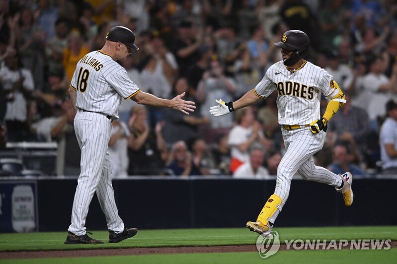 김하성, 켈리 두들겨 시즌 8호 대포…첫 두자릿수 홈런 보인다(종합)